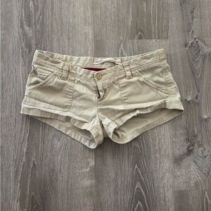 Vintage Y2k Hollister Co. low-rise tan cargo shorts (3)
